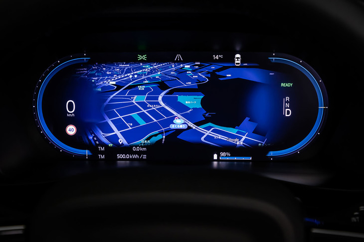 ナビゲーションのルートなども表示可能な「ドライバーインフォメーションディスプレイ」と呼ばれるメーターには、12.3インチの高解像度液晶パネルが用いられている。