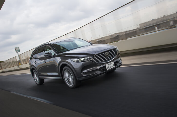 ボディーサイズは全長×全幅×全高＝4900×1840×1730mm。2930mmのホイールベースが共通であることからも分かるとおり、プラットフォームを海外向けの大型SUV「CX-9」と共有している。