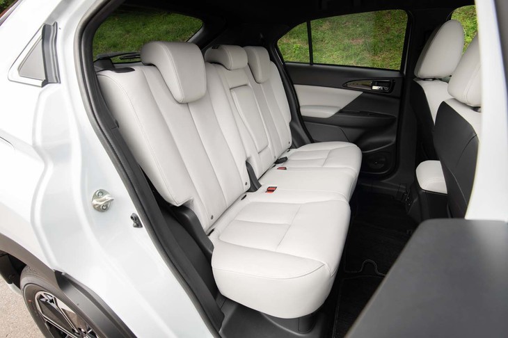 リアシートに200mmの前後スライド機構が備わるのは従来どおり。ボディーが伸びたといってもオーバーハング部分だけなので、キャビンの広さは変わらない。