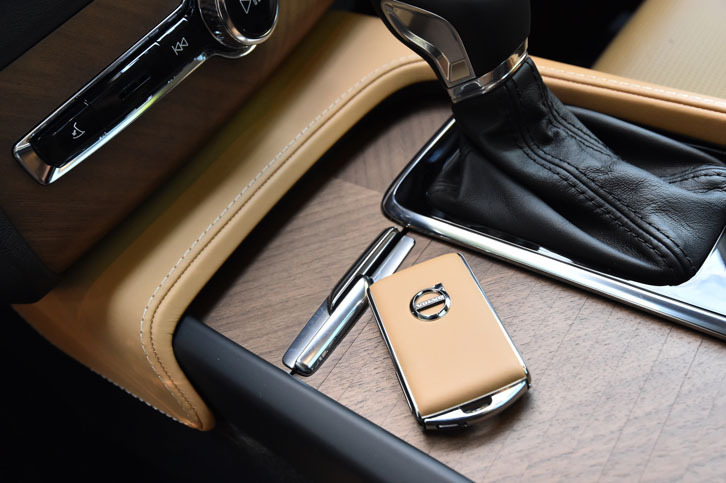 「XC90 T6 AWD インスクリプション」には、シートと同じ色（テスト車はアンバー）の本革を使ったリモコンキーが与えられる。