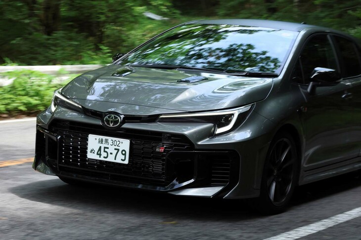 【トヨタGRカローラRZのスペック】
	ボディーサイズ：全長×全幅×全高＝4410×1850×1480mm／ホイールベース：2640mm／車重：1500kg／駆動方式：4WD／エンジン：1.6リッター直3 DOHC 12バルブ ターボ／トランスミッション：8段AT／最高出力：304PS（224kW）/6500rpm／最大トルク：400N・m（40.8kgf・m）/3250-4600rpm／タイヤ：（前）235/40R18 91W／（後）235/40R18 91W（ヨコハマ・アドバンエイペックスV601）／燃費：10.4km/リッター（WLTCモード）／価格：598万円
	
	【取材時の燃費データ】
	テスト距離：350.1km（市街地1：高速道路7：山岳路2）／使用燃料：--リッター（ハイオクガソリン）／参考燃費：9.7km/リッター（車載燃費計計測値）