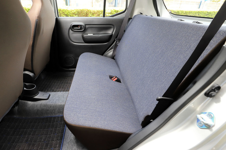 リアシートにヘッドレストが標準装備されるのは「ハイブリッドX」と「Lアップグレードパッケージ装着車」のみだが、他のグレードにも、販売店オプションとして同じヘッドレストが用意されている。