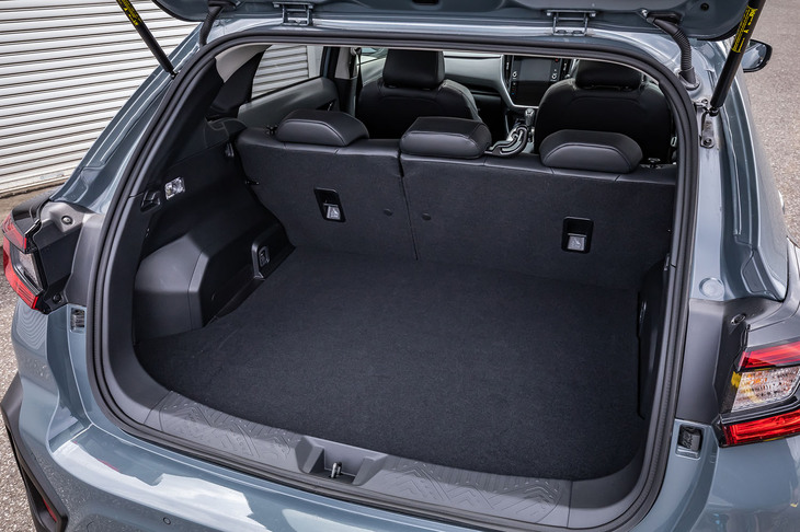 後席使用時の荷室容量は315リッター。その状態での荷室フロア長は814mm、荷室フロア幅（ホイールハウス間）は1090mm、荷室高は708mmで、後席シートバックを倒すと荷室フロア長を1591mmに拡大できる。