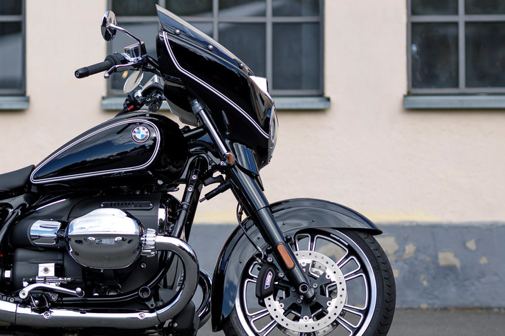 「R18B／R18TC」では、軽快なハンドリングを実現するためにフロントの足まわりの設計を変更。ステアリングヘッド角度は57.3°から62.7°に変更され、ホイールベースも30ｍｍ短い1695ｍｍとなっている。