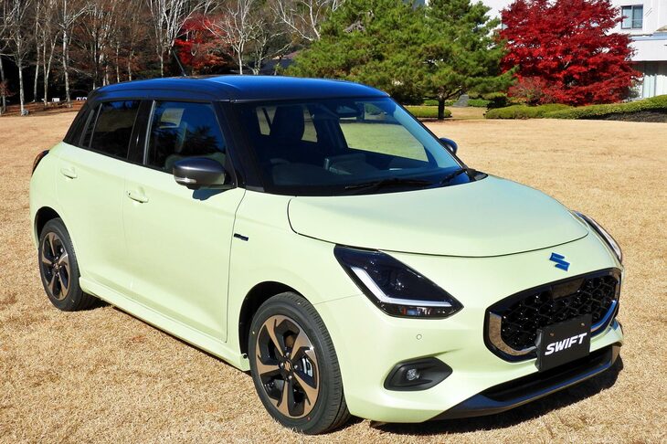 日本では5代目、海外では4代目にあたる新型「スズキ・スイフト」。凝縮したようなスポーティーなスタイリングが特徴だった従来型とは、いささか異なる意匠となっている。