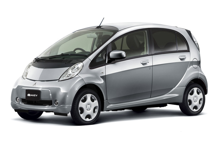 三菱が2009年に発売した「i-MiEV」。当初は軽規格だったが、歩行者保護を目的としたバンパー形状変更により、2018年からは登録車として販売された。
