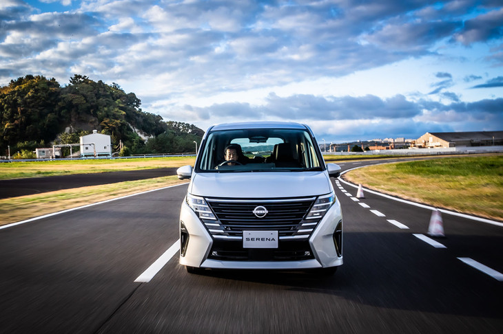 「e-POWER」車の特徴である「eペダル」はアクセルオフ時の最大減速Gが従来型の0.15Gから新型では0.2Gへと高められた。急激なアクセルオフ操作では、減速Gが高まるまでにより自然な間が設けられるなど、知見を生かした進化の形跡を確認できた。