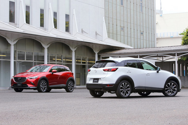 「マツダCX-3 20Sプロアクティブ Sパッケージ」（右）と「CX-3 XD Lパッケージ」（左）。