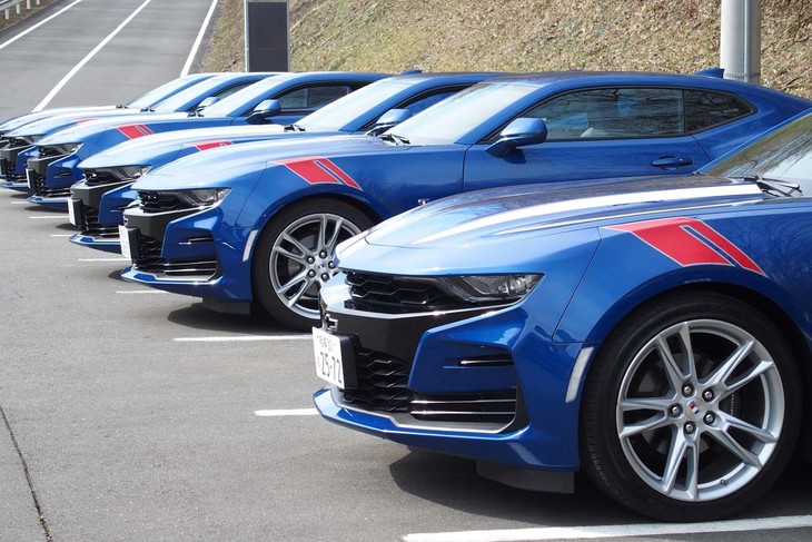 富士スピードウェイの外周路をコースに新型「カマロ」の試乗会も行われた。