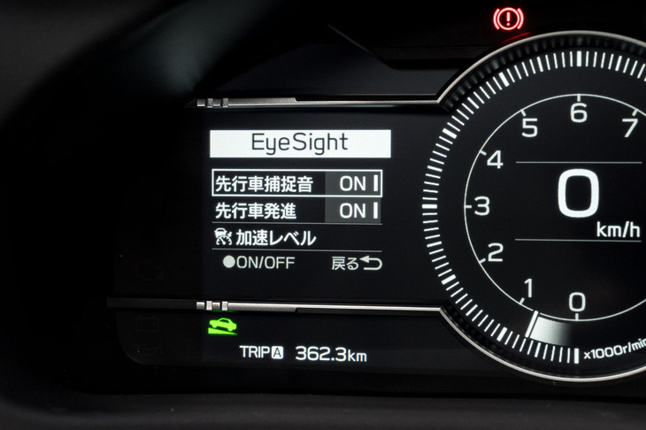 ナビゲーションがオプションのため、「アイサイト」の各種セッティングはメーターパネル内で行う。追従時の加速度など、意外に細かく設定できる。