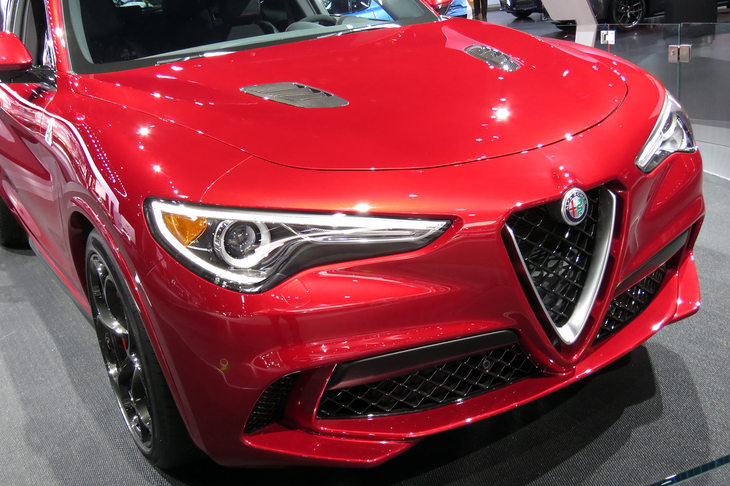 永福：「『ステルヴィオ』のフロントマスクは、アルファのデザインに免疫のないアメリカ人には強烈に映るんじゃないかな？」
	ほった：「インパクト狙いってことですか？」