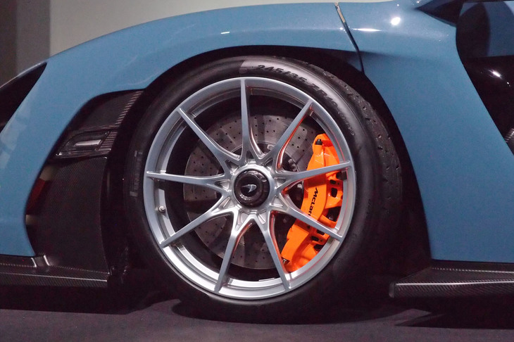 装着タイヤはピレリの「Pゼロ トロフェオR」。無償オプションとして同ブランドの「Pゼロ」も選べる。サイズは前：245/35R19、後ろ：315/30R20。