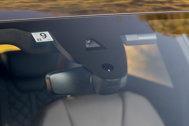 速度が65km/h以下の渋滞時にステアリング操作まで行うトラフィックジャムアシスト機能付きアダプティブクルーズコントロールが全車に標準で備わる。