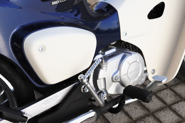 新型「スーパーカブ」には、ボディーの両側に取り外し可能なサイドカバーを採用。メンテナンスのしやすさと収納力を向上させた。