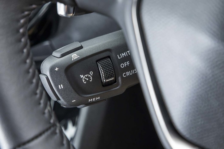 クルーズコントロールのスイッチは、ステアリングコラムの左下に集約されている。