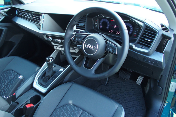 メーターに10.25インチのフル液晶ディスプレイを採用。センターコンソール上部中央に10.1インチのタッチスクリーン式液晶ディスプレイが組み込まれるため、エアコンの吹き出し口は助手席前に設置される。