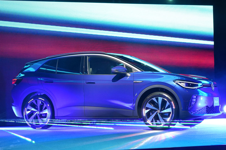 ステージ上でアンベールされた「ID.4」。