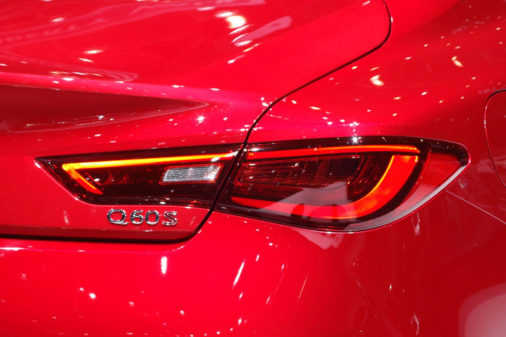 インフィニティQ60S