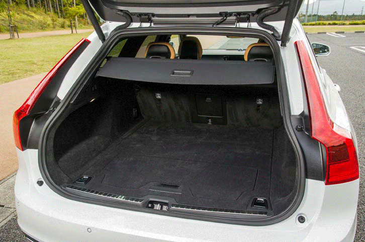 ラゲッジルームの容量は560～1526リッターで、純ガソリンエンジンモデルと同じ容量を確保している。（写真をクリックすると荷室のアレンジが見られます）