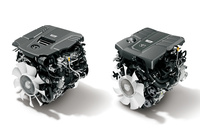3.4リッターV6ガソリンターボエンジン「V35A-FTS」（右）と3.3リッターV6ディーゼルターボエンジン「F33A-FTV」（左）。