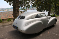 ビッザリーニ技師が後に着目するカム教授のコーダトロンカ理論をいち早く取り入れた1940年「BMWカム クーペ」。2023年5月、イタリア・コモの「フォーリ・コンコルソ」で撮影。