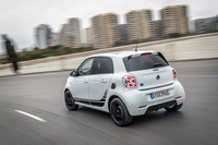 「フォーフォー」の一充電あたりの走行可能距離は、「フォーツー」よりも若干短い140～153kmと発表されている。