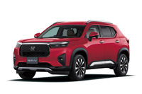 「ホンダWR-V」のフロントビュー。ボディーサイズは全長×全幅×全高＝4325×1790×1650mmで、これは「ホンダ・ヴェゼル」とほぼ同じとなる。ヴェゼルと変わらないボディーサイズなのに、ひとクラス下の価格設定がWR-Vの大きなセリングポイントになっている。