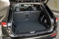 5人乗りにした時の荷室はご覧のとおり。分かりづらいが、床面に3列目シートが格納されている。