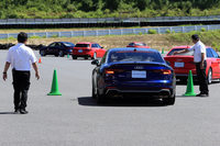 用意されたパイロンの間をすり抜けたり、スラローム走行をしたりするなかで、ハンドル操作を確認していく。