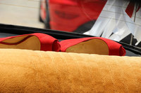 リアシートの後方には新婦の赤い靴。