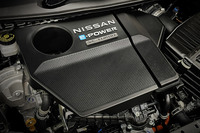 「エクストレイルNISMO」に搭載されるハイブリッドパワーユニット「e-POWER」を「オーラNISMO RSコンセプト」に移植。モーターはフロントが最高出力204PS、リアが同136PSを発生する。