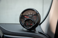 時計と一体型のタコメーター。レッドゾーンは6000rpmから。