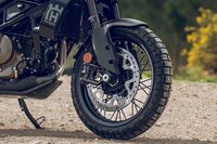 タイヤサイズは「ヴィットピレン401」「スヴァルトピレン401」ともに、前が110/70R17、後ろが150/60R17。ヴィットピレンにはスポーツタイヤの「ミシュラン・パワー6」が、スヴァルトピレンにはオン／オフ両方での走行を想定した「ピレリ・スコーピオンラリーSTR」（写真）が装着される。