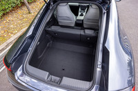 新型「プレリュード」の荷室容量は264リッター。後席の背もたれをすべて倒すと663リッターに拡大できる。荷室は最大幅が1070mmで、後席使用時の荷室長は920mm。後席背もたれを倒すと荷室長は1585mmとなり、ゴルフバッグが2個収納できる。