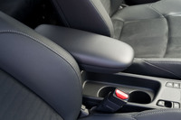 新設のコンソールボックス付きフロントセンターアームレスト。「X」「U」を除く上級グレードに装備される。