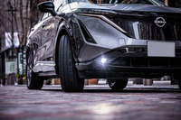 静粛性や快適性だけでなく、従来型比でウエットグリップ性能と低燃費性能の大幅向上がうたわれる「アドバンdB V552」。トレッドパターンやサイドウォールのデザインには、上質で高性能な雰囲気が漂う。