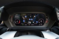 「ファーストエディション」にはデジタルメータークラスター「アウディ バーチャルコックピット」が標準装備。カタログモデルでは「MMIナビゲーション」とともにオプションの「ナビゲーションパッケージ」で装着できる。