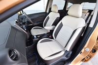 「ノートe-POWER メダリスト」では、全席にアームレストが、助手席の背面にはシートバックポケットが用意される。