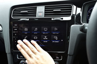 9.2インチのタッチスクリーンを備える、ナビゲーションシステムの「Discover Pro」。写真のようにかざした手を左右に動かすことで、メニューのページ送りやラジオの選局などができる。