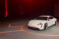 ポルシェが電気自動車「タイカン」を世界初公開　5分の充電で100kmの走行が可能の画像