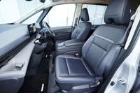 「セレナe-POWERルキシオン」のフロントシート。同グレードには、左右シート間にアームレスト付きのセンターコンソールボックスが備わる。