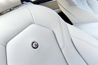 上質なレザーシートの背もたれ中央には、彩色が施されたアルピナのエンブレムが備わる。