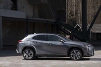 フロア下に搭載された駆動用バッテリーが相応に張り出していることがわかる。全高はガソリン車／ハイブリッド車と同じ1540mmながら最低地上高は20mm低い140mmとなっている。