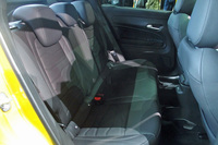 「アベンジャー」はレザーシートが標準仕様で、リアシートの背もたれには60：40の分割可倒機構が組み込まれている。