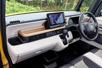 外観同様、シンプルでクリーンなイメージのインテリア。メーターをステアリングホイール越しに見るレイアウトに変更したことで（2代目ではステアリングの上から見るレイアウトだった）、ダッシュボードはフラットな形状となった。