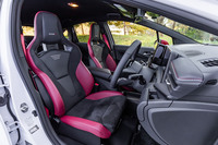 コーナリング時のロール方向やヨー方向の体の動きを抑え、クルマとの一体感を向上させるという「NISMO」専用チューニングのRECARO製スポーツシート。39万6000円のオプションアイテムで、装着した場合は持ち込み登録となる。