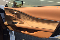 ドレープ形状のドアトリムや手になじむ美しい形状のインサイドドアハンドルなど、細部へのこだわりが見て取れる。