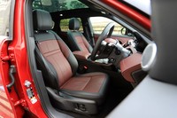テスト車のシート表皮は張りのある質感が印象的なウィンザーレザー。オプションの電動調整機構とヒーター＆クーラー、マッサージ機能が装着されていた。