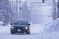 小雪がちらつく早朝の旭川市内を行く「トヨタ・カローラ ツーリング」。路面を斜めに横切るような天然の段差や大きなわだち、ブレーキングによって磨かれた交差点近くのアイスバーンに遭遇しても、不意に進路を乱されるようなことはなかった。