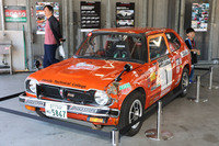 この1975年式「シビックRS」は、ホンダテクニカルカレッジ関東の学生がレストアしたもの。HRCエグゼクティブ・アドバイザーの佐藤琢磨さんがステアリングを握り、2026年のラリー・モンテカルロ・ヒストリックに参戦した。